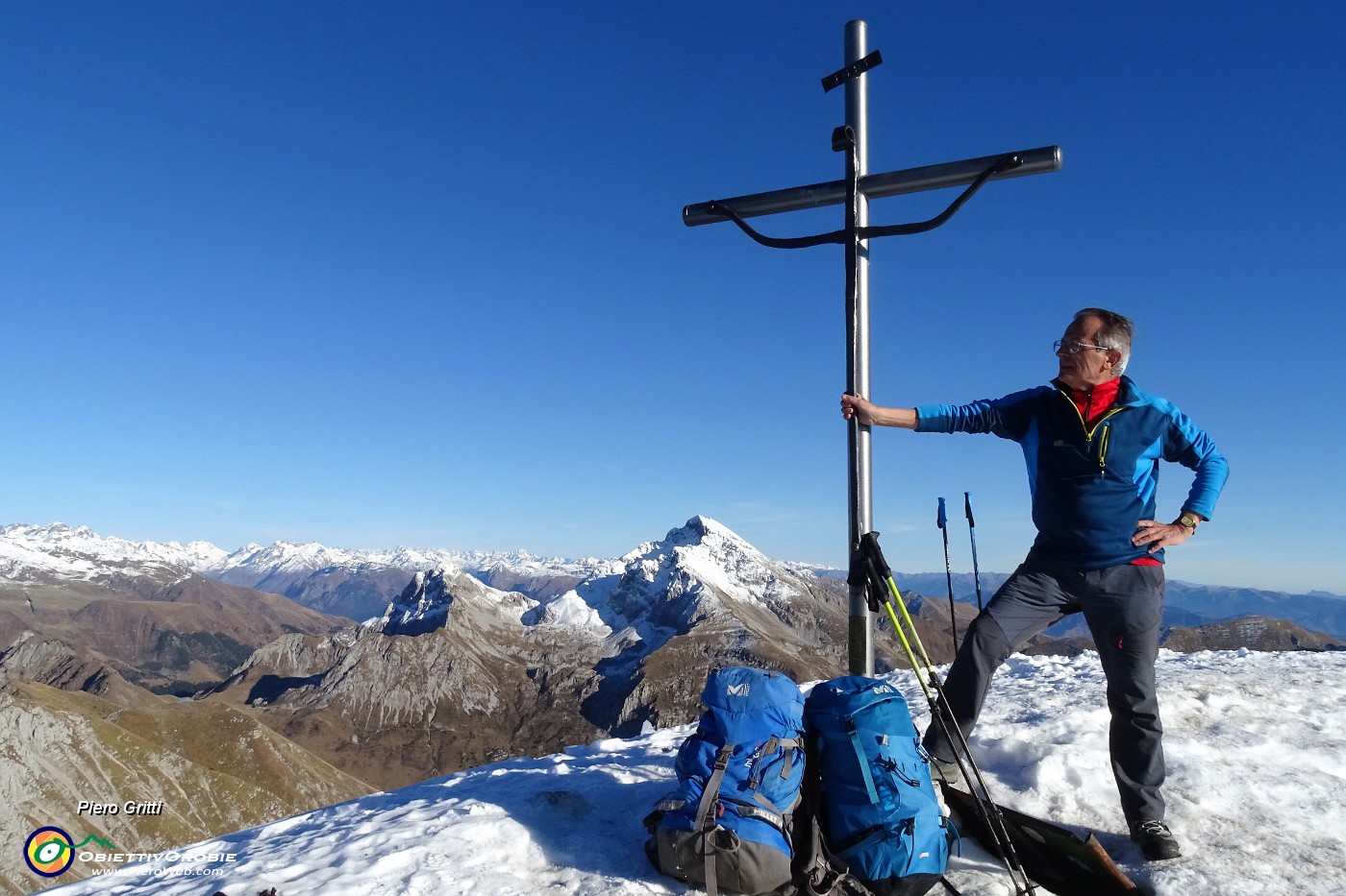 56 Alla nuova croce di vetta di Cima Menna (2300 m) con vista in Arera.JPG -                                